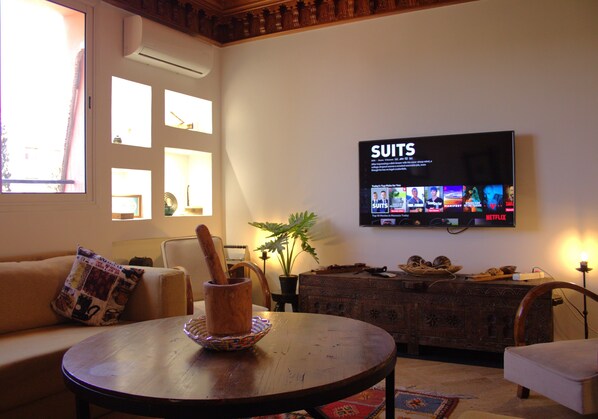 Appartement Confort | Coin séjour | Télévision à écran plat de 60 pouces avec chaînes par satellite, Netflix