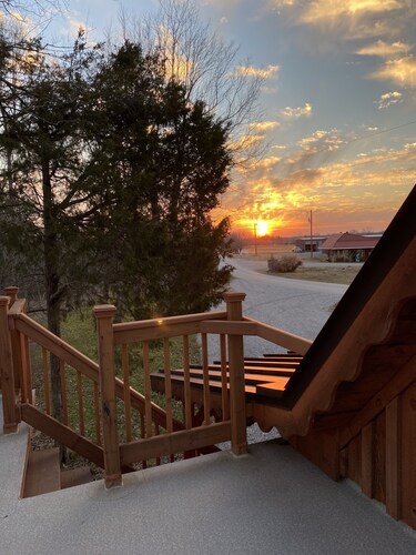 White Bluff Cabin overlooking Lake Malone 