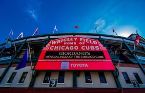 Ein Stadion mit einem Schild für Wrigley Field, der Heimspielstätte der Chicago Cubs, und einem Toyota-Logo.
