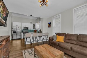 Smart TV, books, offices - Cozy Train Vibes + Rare Parking x3 (Chicago)