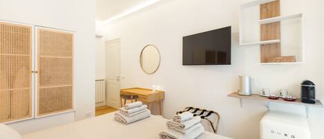 3 عدّة غرف نوم ومكتب ومكواة/لوح كي وسرير سفر