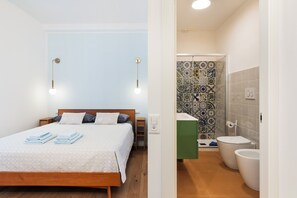 ヘアドライヤー、タオル、石鹸、トイレットペーパー