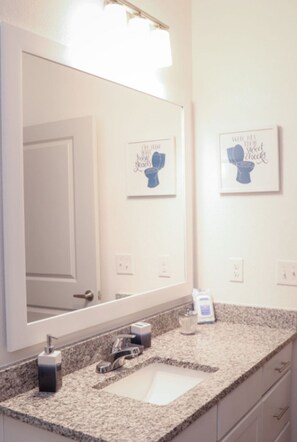 Hair dryer, towels, soap, toilet paper - Mayo Clinic Oasis: Spacious and Lux Getaway w Pool
 (Jacksonville)