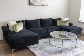 Living area - Mayo Clinic Oasis: Spacious and Lux Getaway w Pool
 (Jacksonville)