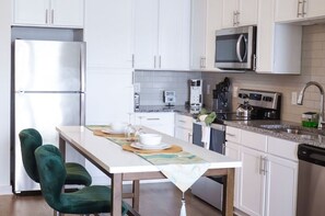 Private kitchen - Mayo Clinic Oasis: Spacious and Lux Getaway w Pool
 (Jacksonville)