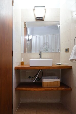 Assecador de cabells, tovalloles i paper higiènic