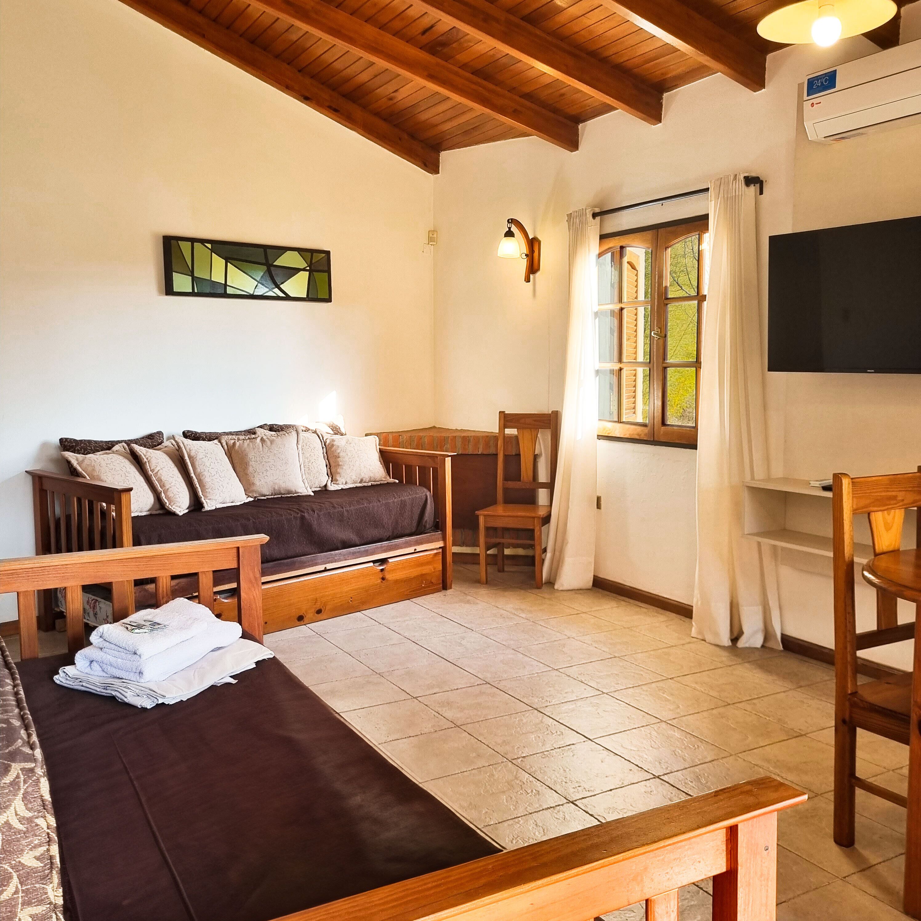 Standard Cabin | Ruang tamu | TV skrin rata 