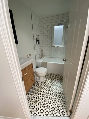 Hair dryer, towels, soap, shampoo - Clean house in great neighbourhood! (Toronto)