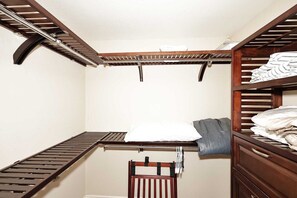 4 bedrooms, desk, iron/ironing board, free WiFi