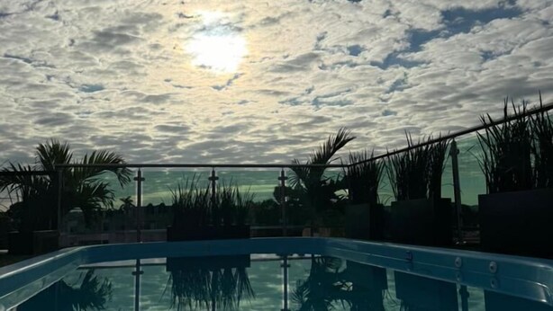 A swimming pool with a clear view of the sky and clouds. - Royal Madero Inn Express (Tampico)