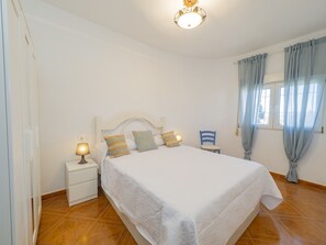 4 quartos, ferros/tábuas de passar roupa, Wi-Fi de cortesia