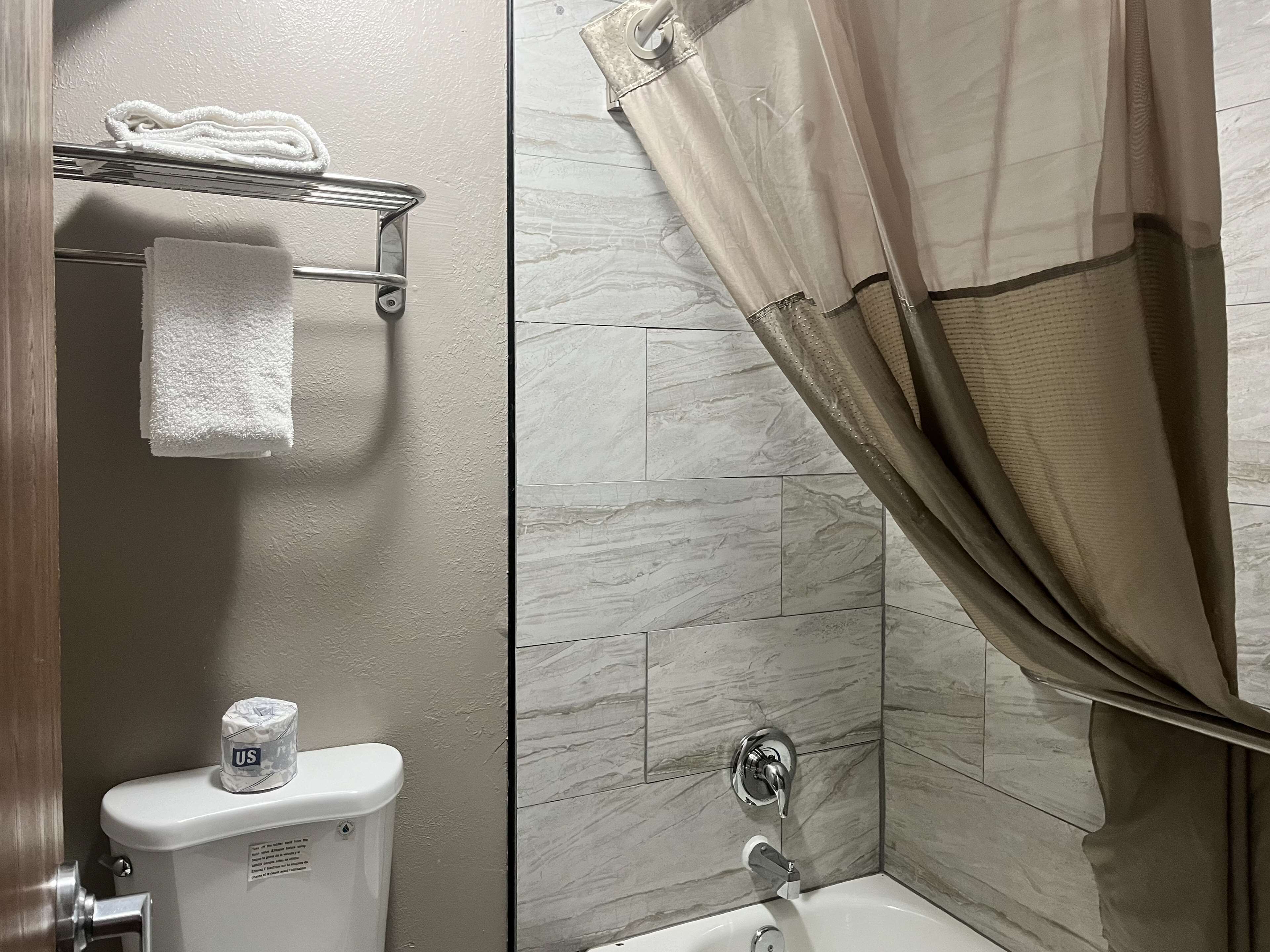 Combined shower/bathtub, towels
