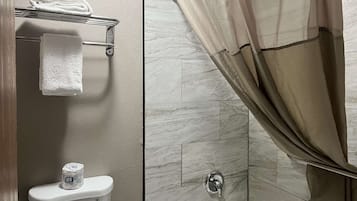 Combined shower/tub, towels
