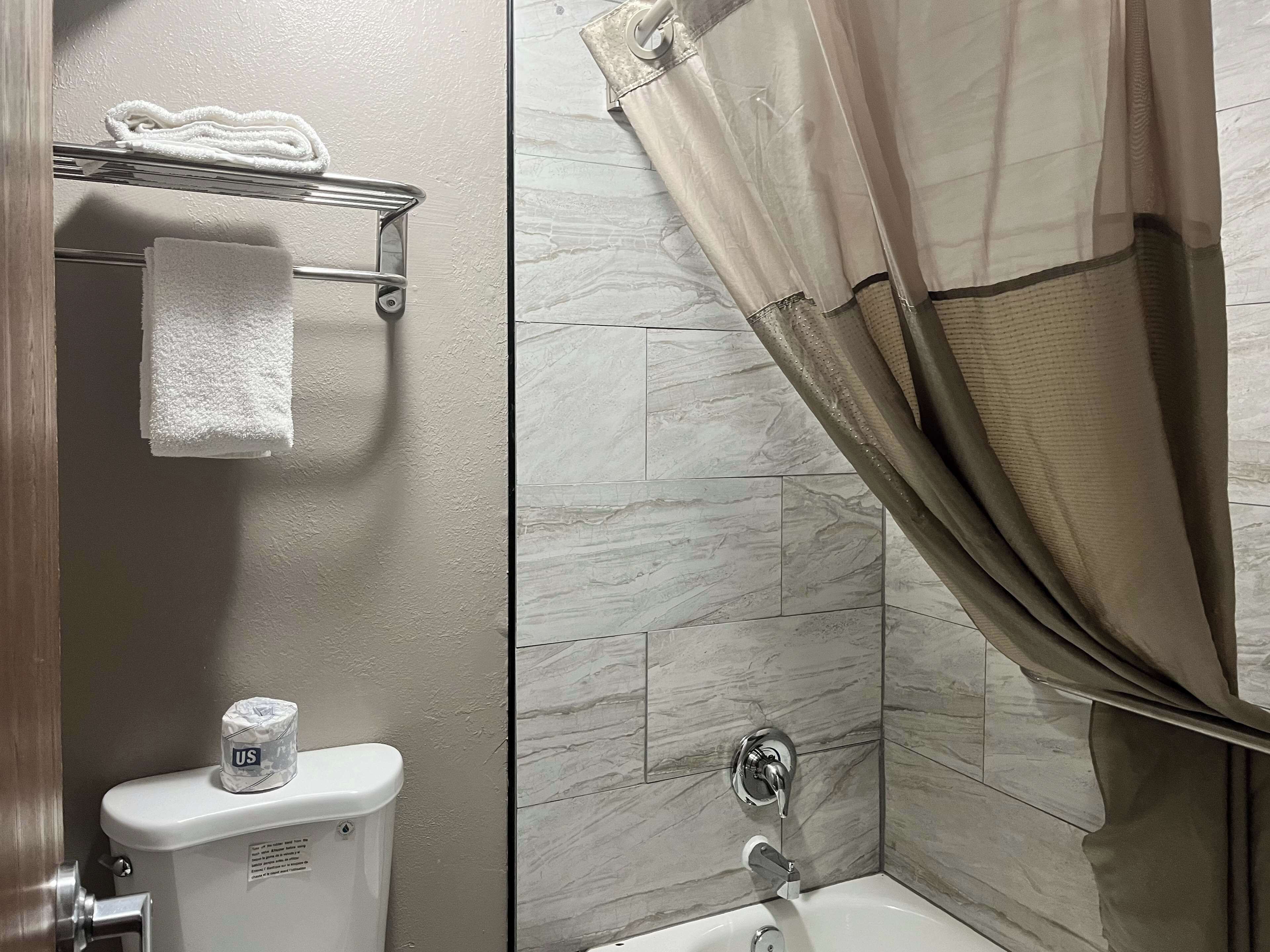 وحدات دش مع أحواض استحمام، مناشف