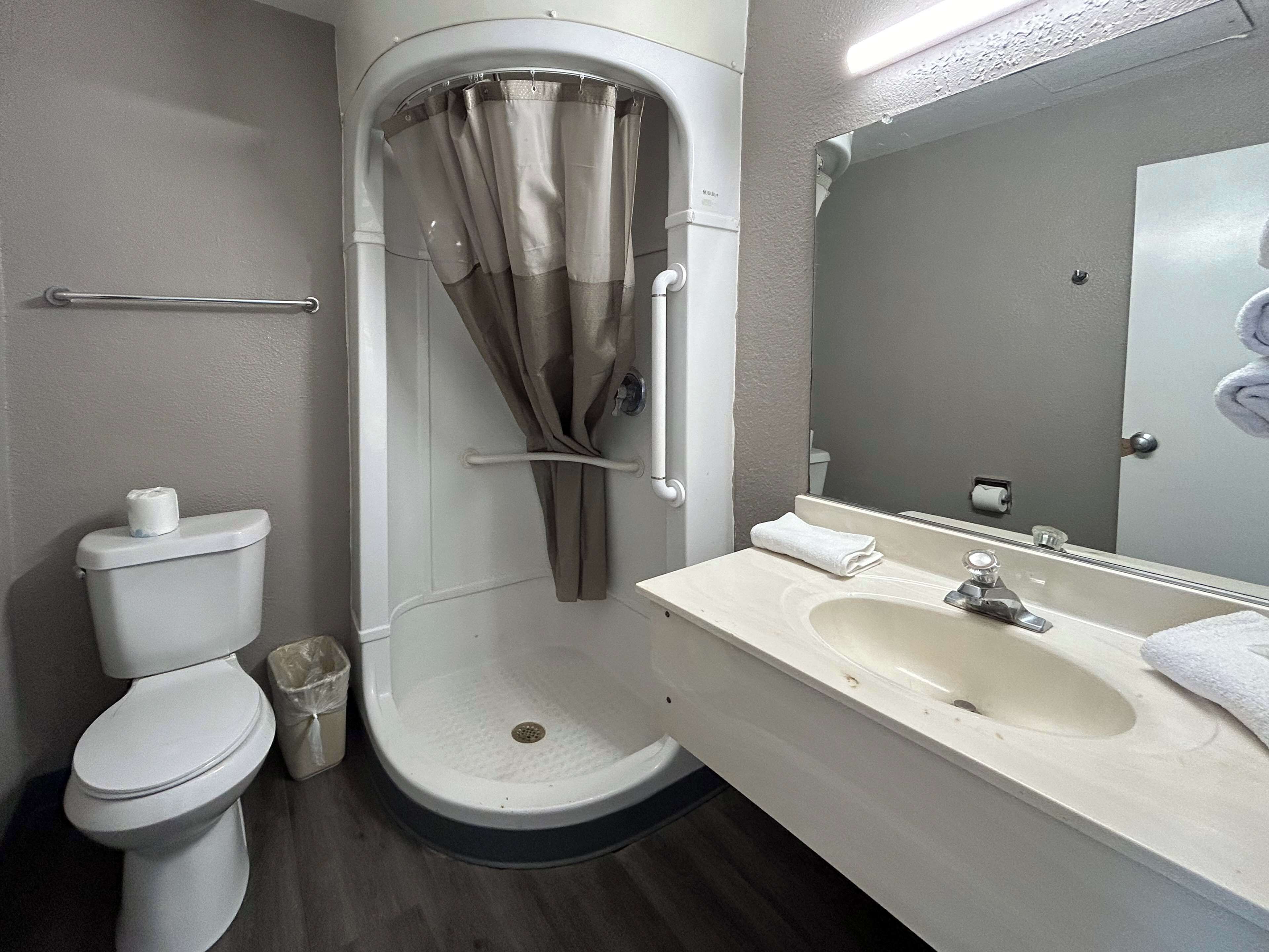 Bañera con ducha, toallas