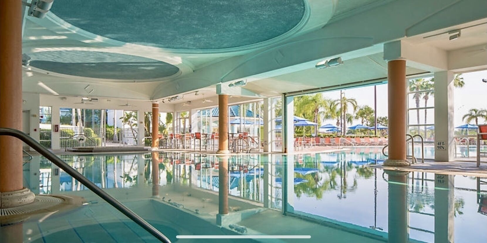 Una piscina techada, una piscina al aire libre