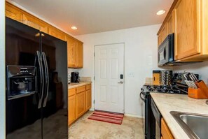 Fridge, microwave, oven, stovetop - Bison House AZ - RV/Boat Parking, 8pl+Pet Friendly! (Bullhead City)