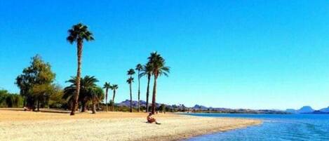Chaise longue, serviettes de plage