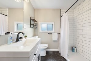 Douche, sèche-cheveux, bidet, serviettes fournies