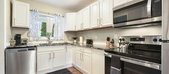 Spacious~Family Friendly~King Bed~Driveway Parking~Pets~BBQ~Outdoor