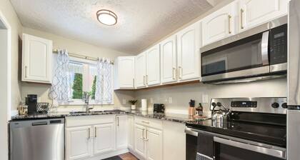 Spacious~Family Friendly~King Bed~Driveway Parking~Pets~BBQ~Outdoor