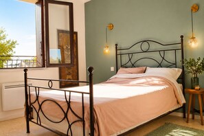 4 bedrooms, iron/ironing board, free WiFi, bed sheets