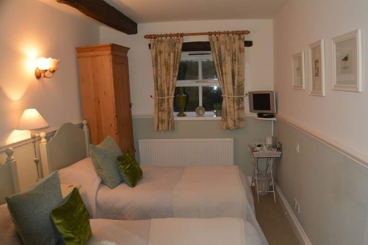 Standard Twin Room, Ensuite (Superking) | 1 bedroom, individually decorated, individually furnished, desk