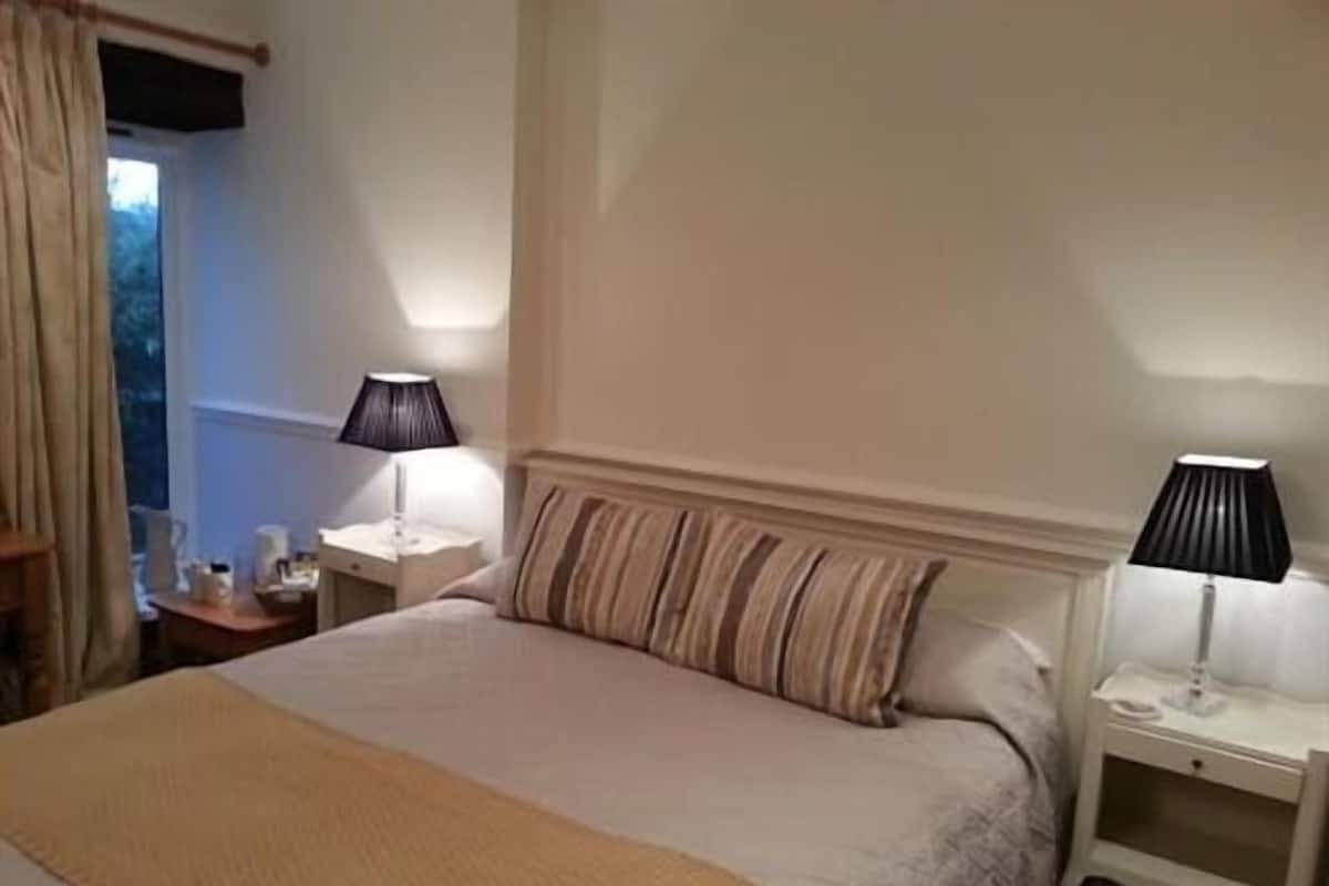 Standard Double Room, Ensuite | Desk, iron/ironing board, free WiFi, individually decorated