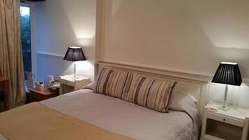 Superior Double Room, Ensuite | 1 bedroom, individually decorated, individually furnished, desk