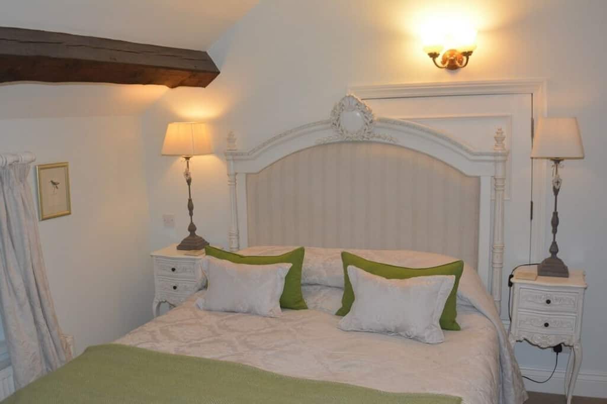Superior Double Room, Ensuite | Desk, iron/ironing board, free WiFi, individually decorated