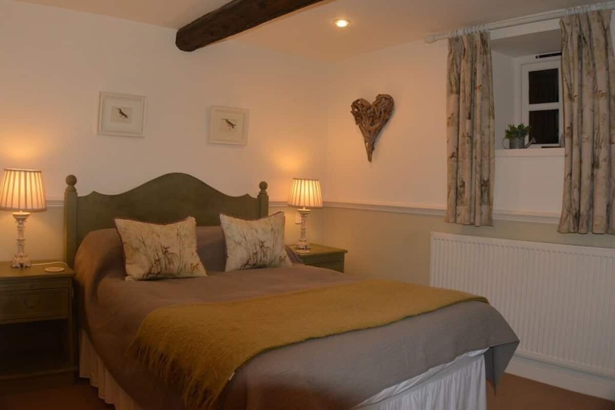 Standard Double Room, Ensuite | 1 bedroom, individually decorated, individually furnished, desk