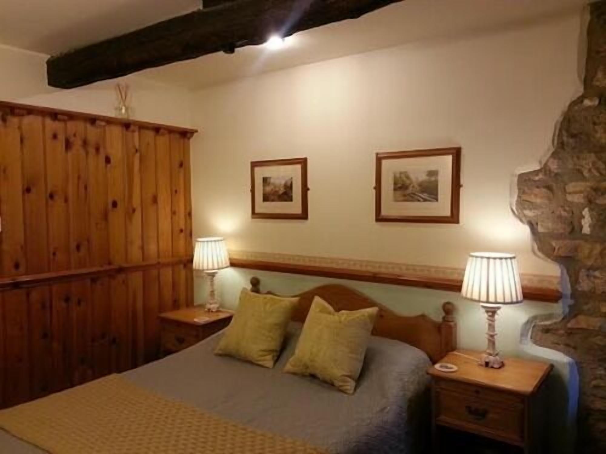 Standard Double Room, Ensuite | Individually decorated, individually furnished, desk, iron/ironing board