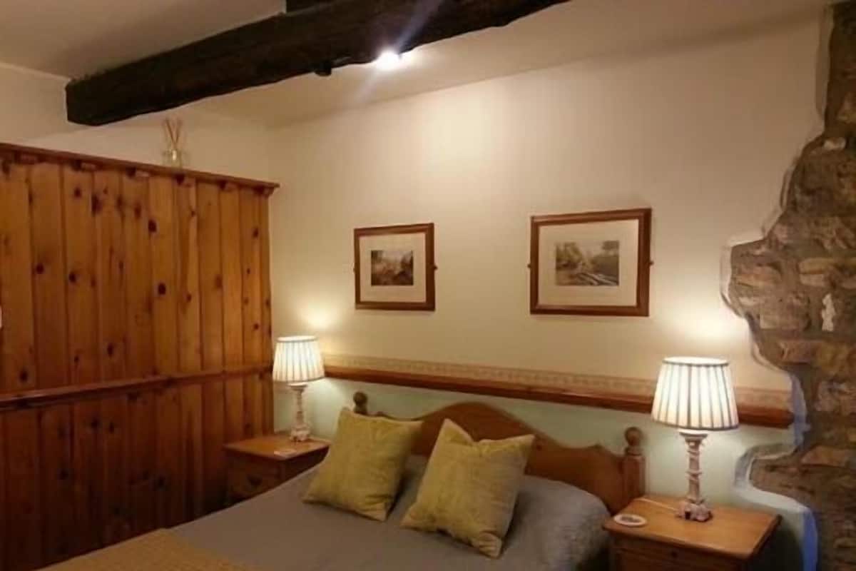 Standard Double Room, Ensuite | Desk, iron/ironing board, free WiFi, individually decorated