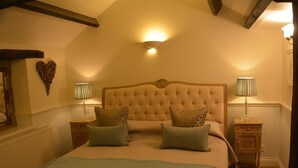Habitación doble superior, baño privado | Escritorio, tabla de planchar con plancha, wifi gratis
