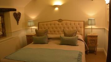 Superior Double Room, Ensuite | Individually decorated, individually furnished, desk, iron/ironing board