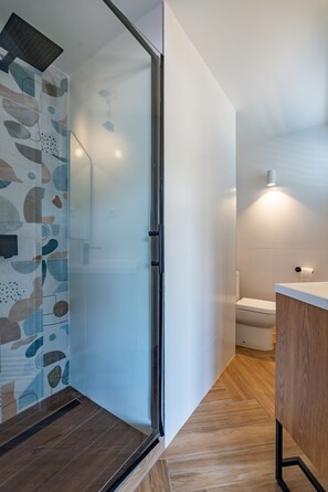 Een douche, een regendouche, handdoeken, zeep