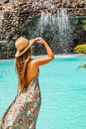 Alberca al aire libre, acceso de 08:00 a 22:00, y camastros 