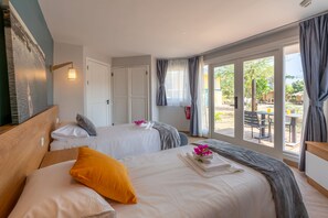 Habitación clásica con 1 cama matrimonial o 2 individuales, 2 camas individuales, patio | Ropa de cama de alta calidad y caja de seguridad en la habitación 