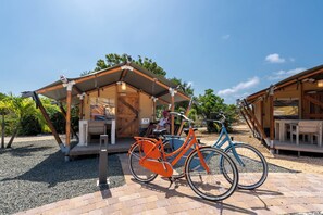 Økonomitelt, 2 enkeltsenger, delt bad, hageutsikt | Sengetøy av topp kvalitet, safe på rommet og strykejern/-brett