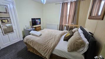 House | 1 bedroom, iron/ironing board, free WiFi, bed sheets