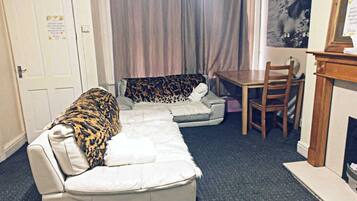 House | 1 bedroom, iron/ironing board, free WiFi, bed sheets