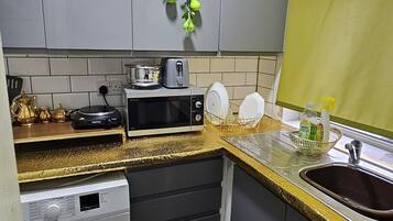 House | Private kitchen | Fridge, microwave, stovetop, electric kettle