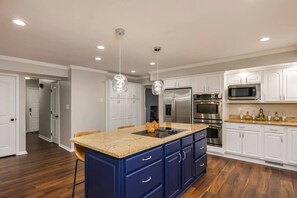 Fridge, microwave, oven, stovetop - Spacious 4BR Near Botanical Gardens + Downtown (Columbus)