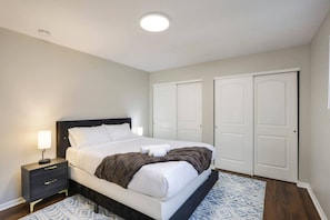4 Schlafzimmer, Schreibtisch, Bügeleisen/Bügelbrett, Reisekinderbett