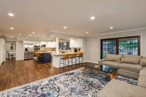 Interior - Spacious 4BR Near Botanical Gardens + Downtown (Columbus)