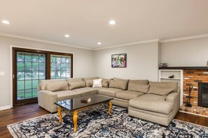 TV, ping pong - Spacious 4BR Near Botanical Gardens + Downtown (Columbus)