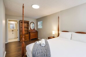 4 bedrooms, desk, iron/ironing board, travel cot - Spacious 4BR Near Botanical Gardens + Downtown (Columbus)