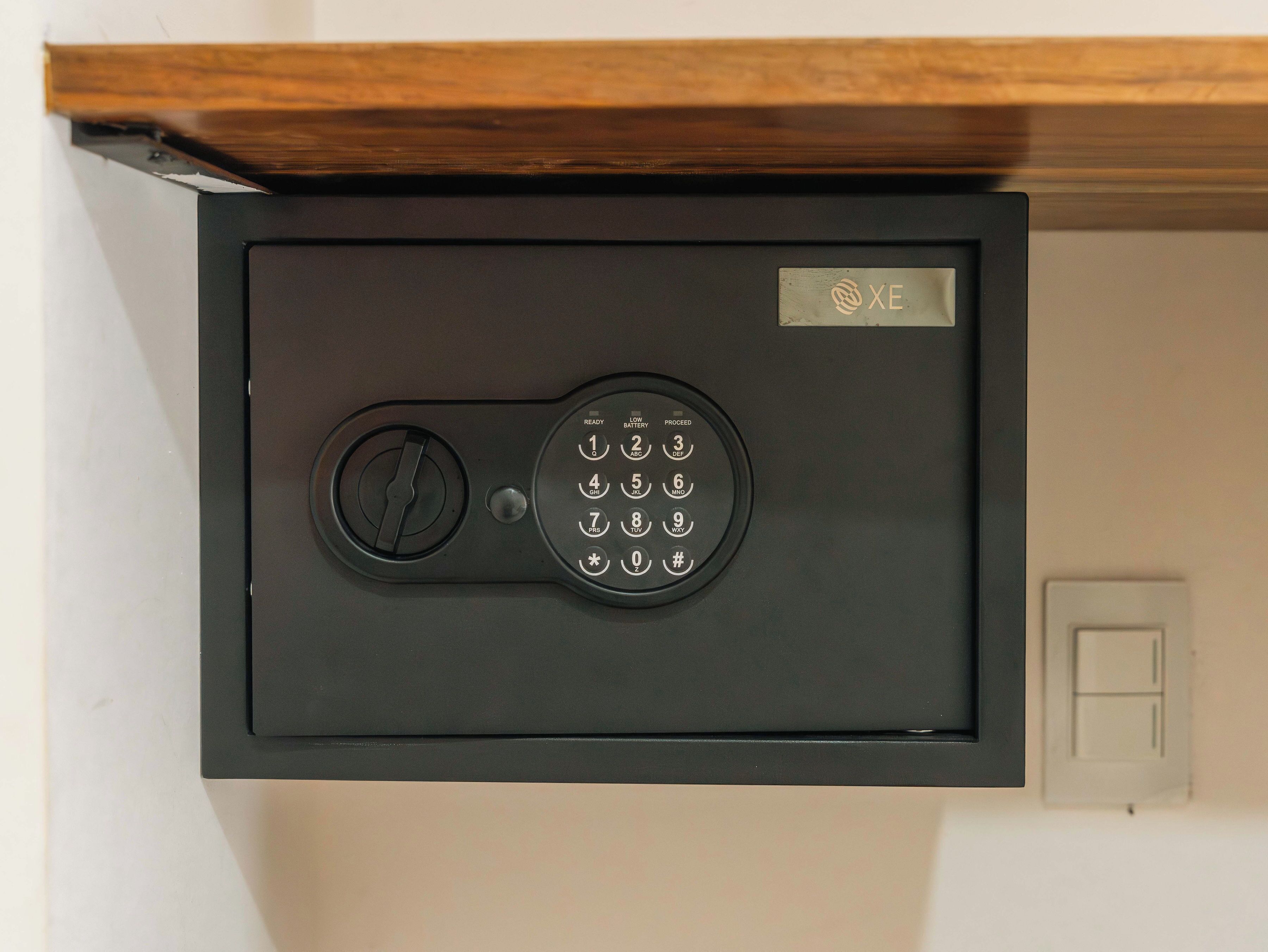 Un coffre-fort noir doté d’un clavier et d’un mécanisme de verrouillage, portant la mention « XE ».