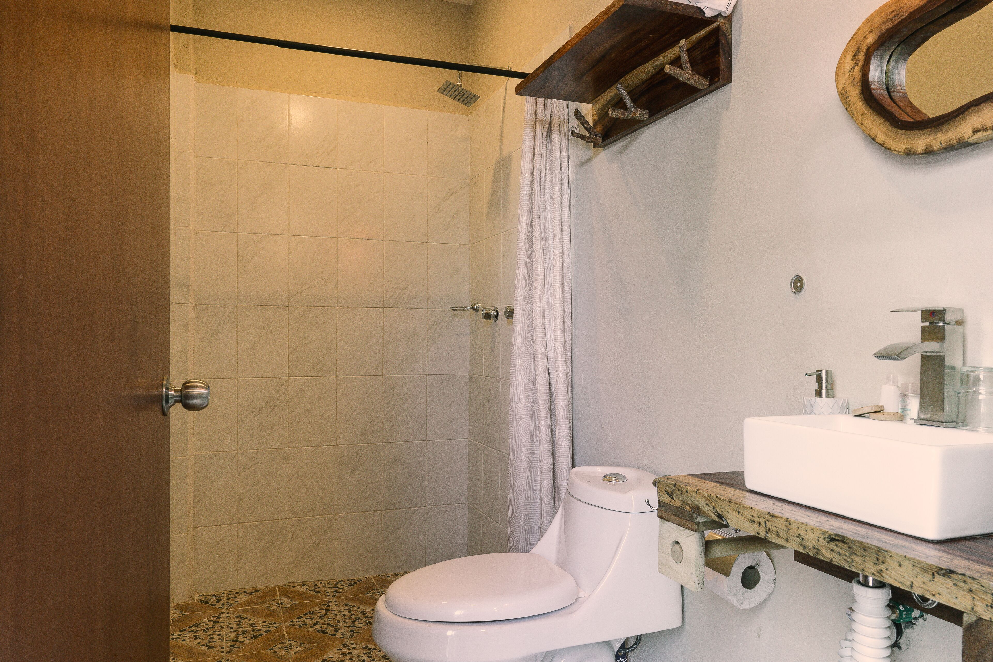 Un baño con ducha, inodoro y lavamanos.
