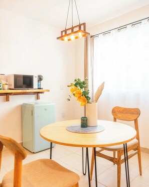 ห้องแฟมิลี่ดับเบิล | บริเวณนั่งเล่น | สมาร์ททีวี 45 นิ้ว พร้อมช่องทีวีพรีเมียม, Netflix, บริการสตรีมมิ่ง